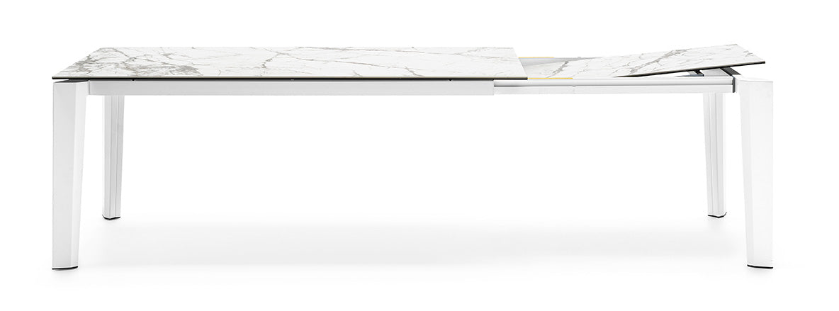 The contemporary Omnia extendable table made by Calligaris The contemporary Omnia extendable table made by Calligaris